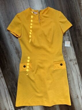 Vintage Women’s Short-Sleeve Yellow Shift Dress with Pockets
